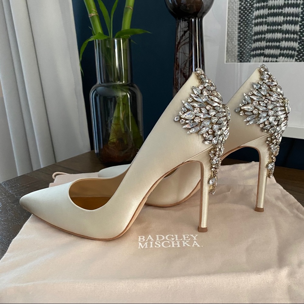 Badgley Mischka Ivory Satin Pump Heel Shoes
